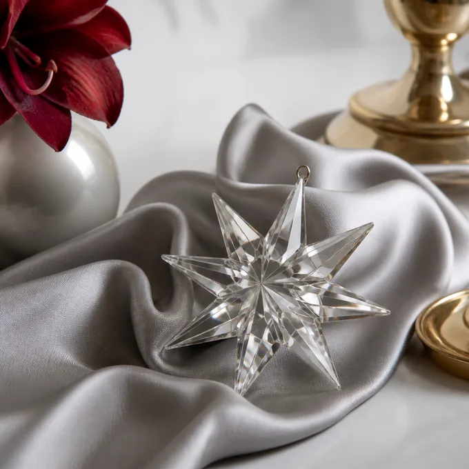 Ornamen bintang kristal berfaset di atas kain sutra abu-abu